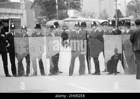 Schlacht von Lewisham, South London, Samstag, 13.. August 1977. Die Kundgebung der National Front von New Cross nach Lewisham wird durch Gegendemonstrationen unterbrochen und führt zu gewalttätigen Zusammenstößen mit Polizeibeamten und Anti-Rassismus-Demonstranten. Im Bild verwenden Polizeibeamte zum ersten Mal auf britischen Straßen Schilde für Unruhen. Stockfoto