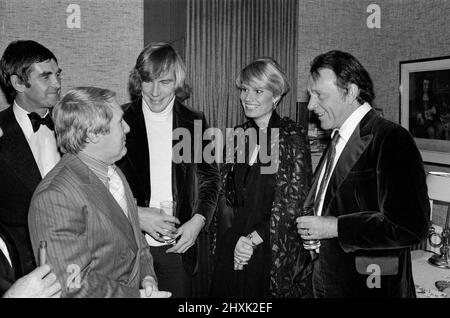 James Hunt und seine Ex-Frau Susie Hunt.Susie hat James aus Liebe zu Richard Burton verlassen. Susie und Richard sind jetzt ein Paar, bleiben aber mit James Hunt befreundet. Sie werden kurz von Ernie Wise und Derek Nimmo begleitet. Das Foto wurde im Ladbroke Club, in der Nähe des „The“-Platzes, Mayfair, London, aufgenommen, um das fünfte Jahr der Eröffnung zu feiern. Bild aufgenommen am 14.. Dezember 1976 Stockfoto