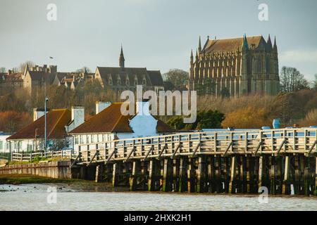 Alte Mautbrücke über den Fluss Adur in Shoreham-by-Sea, West Sussex, England. Lancing College in der Ferne. Stockfoto