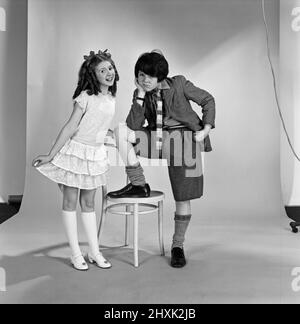 Adrian Dannatt als 'William' und Bonnie Langford als 'Violet Elizabeth' aus der Fernsehserie 'Just William'. 8.. Juni 1977. Stockfoto