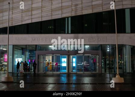 Symmetrische Aufnahme des Museums von Liverpool an einem nassen Winterabend Stockfoto