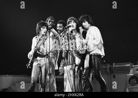 Die Rolling Stones - live im Earl's Court, West London. Das Bild zeigt ganz links: Ronnie Wood, 2. von rechts Mick Jagger und ganz rechts Keith Richards zusammen auf der Bühne, mit 2 ihrer Background-Sänger hinter ihnen. Dieses Konzert war Teil der Europa-Tournee 1976. Sie begann am 28.. April in Frankfurt und endete am 21.. August 1976 in Knebworth in England. Obwohl wir die tatsächliche Set-Liste für diese Show nicht bestätigen können, war eine typische Set-Liste für diese Tour... 'Honky Tonk Women' 'If You Can't Rock Me'/'Get Off of My Cloud' 'Hand of Fate' 'Hey Negrita' 'Ich bin nicht zu stolz zu betteln' 'Fool to Cr Stockfoto