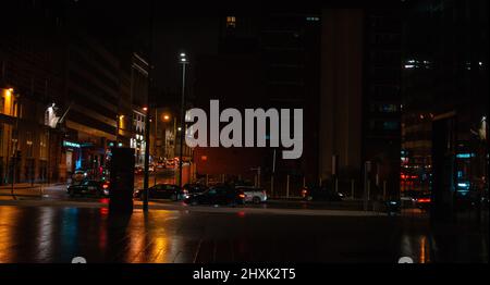 Der Stand, Liverpool, an einem nassen Winterabend mit einem warmen orangefarbenen Ton, der über den Pflaster spielt. Stockfoto