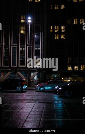 Porträtaufnahme von The Strand, Liverpool, mit gemischtem Verkehr, mit Blick auf hoch aufragende Wolkenkratzer. Stockfoto