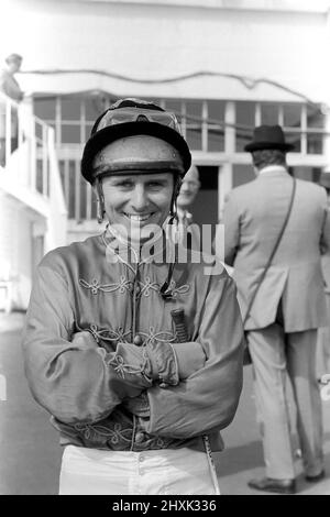 Jockey Willie Carson. „All the Queens Horses“. In West Ilsley steht Berks-Trainer Major W. R. Hern vor den 13 Pferden für die Queen. Von links nach rechts: Hintere Reihe Star Harbour; Circlet; Alma; Tartan Pimpernell; Dunfermline; Und Mary Fitton. Erste Reihe: Bewertung; Kette der Argumentation; Fife und Trommel; Herzog der Normandie; Rhyme Royal; Gesellig und Paintbrust. Der Mann 2. von rechts ist Stan Clayton, ehemaliger Jockey der Queen. 1977 77.-02213-013. April Stockfoto