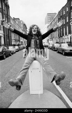 Leadsänger von Slade, Noddy Holder, war in London voller Lachen, denn am Donnerstag (April Fools Day) feiern er und die Gruppe zusammen 10 Jahre, was mit der Veröffentlichung ihres Albums und ihrer Single namens 'Nobody's Fool' zusammenfällt. Er trägt seine rote Nase, die er auf dem Ärmel ihrer neuen Platte trägt. 30.. März 1976. Stockfoto