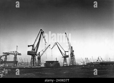 Der Flugzeugträger der Royal Navy HMS Illustrious wurde hier auf der Werft Swan Hunter Shipbuilders auf der Tyne in Wallsend im Bau gesehen. 13.. Dezember 1977 Stockfoto