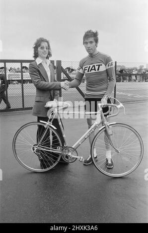 Eddy Merckx (rechts) präsentiert einen Eddy Merckx-Zyklus an den Gewinner des Daily Mirror-Wettbewerbs, den 17-jährigen Malcolm White aus Romford, Essex. Die Veranstaltung ist der größte jemals in Großbritannien getragene Rennradtag, der Glenryck Cup 1977 auf dem Eastway Cycling Track, Lee Valley in der Nähe von Stratford, London am Samstag, den 11.. Juni. Sieger wurde der Westdeutsche Dietrich Thurau. 2. war die britische Sid Barras und Dritter war der Belgier Eddy Merckx. Eddy Merckx richtiger Name ist Édouard Louis Joseph, Baron Merckx Bild aufgenommen am 11.. Juni 1977 Stockfoto