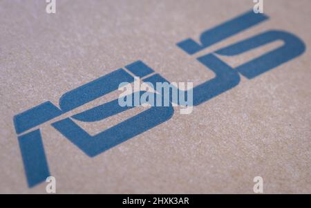 Galloway, Schottland - Dezember 28. 2021: Asus-Logo auf einem Laptop-Karton aus Pappe Stockfoto