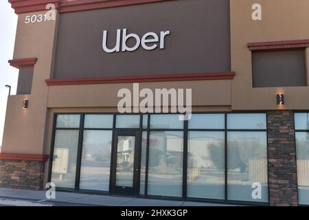 LAS VEGAS, NV - 13. MÄRZ: Uber berechnet Kunden 0,45 Aufschläge für jede Fahrt und 0,35 für jede Lieferung, um Fahrern mit Benzin am 13. März 2022 in Las Vegas, Nevada, zu helfen. Kredit: DeeCee Carter/MediaPunch Stockfoto
