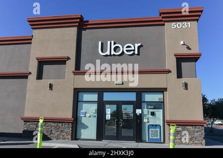 LAS VEGAS, NV - 13. MÄRZ: Uber berechnet Kunden 0,45 Aufschläge für jede Fahrt und 0,35 für jede Lieferung, um Fahrern mit Benzin am 13. März 2022 in Las Vegas, Nevada, zu helfen. Kredit: DeeCee Carter/MediaPunch Stockfoto