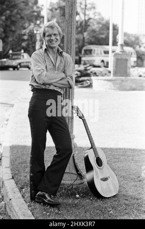 David Soul - Sänger, Schauspieler, Musiker, abgebildet in Los Angeles, mit seiner Gitarre, am Set von Starsky und Hutch in den 20. Century Fox Studios. Auf diesen Bildern hat David gerade sein erstes Album namens 'David Soul' fertig aufgenommen. David Soul ist bekannt dafür, von 1975 bis 1979 Detective Kenneth 'Hutch' Hutchinson in der ABC-Fernsehserie Starsky & Hutch zu spielen. 2004 wurde er britischer Staatsbürger. Als Sänger erzielte David 1976 mit „Don't Give Up On US“, 1977 mit „Silver Lady“ unter anderen Hit-Singles und Alben Hits. Bild aufgenommen am 5.. August 1976 Stockfoto