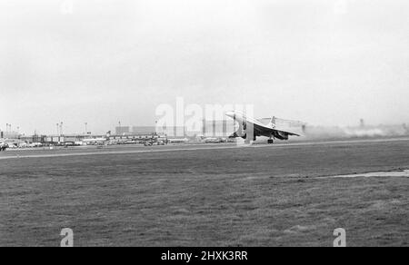 Erste kommerzielle Flüge des Überschallflugzeugs Concorde am 21.. Januar 1976, sieben Jahre nach seinem ersten Testflug. Ein Flug von British Airways ging vom Flughafen Heathrow in London nach Bahrain im Nahen Osten, während der andere Flug von Air France gleichzeitig um 11,40 Uhr vom Flughafen Orly in Paris nach Rio De Janeiro über Dakar, Senegal, abhob. Das Bild zeigt: Das Flugzeug startet in Heathrow zu Beginn des historischen Fluges. 21.. Januar 1976. Stockfoto