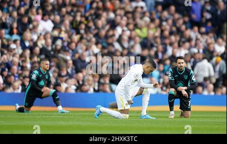 Die Spieler knien vor dem Premier League-Spiel in der Elland Road, Leeds. Bilddatum: Sonntag, 13. März 2022. Stockfoto