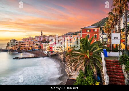 Bogliasco, Genua, Italien Skyline am Mittelmeer bei Sonnenuntergang. Stockfoto