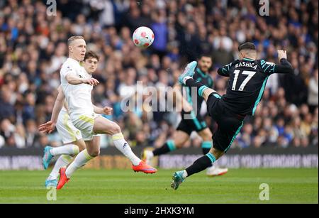 Adam Forshaw von Leeds United und Milot Rashica von Norwich City (rechts) kämpfen während des Premier League-Spiels in der Elland Road, Leeds, um den Ball. Bilddatum: Sonntag, 13. März 2022. Stockfoto