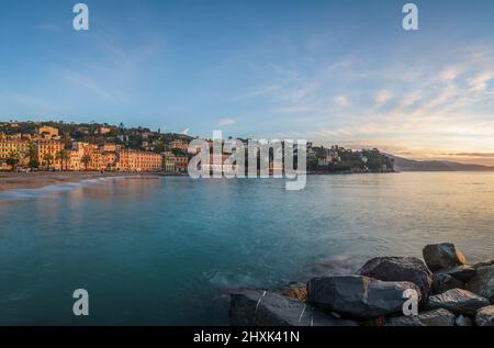 Die Küste von Santa Margherita Ligure, Italien im Morgengrauen. Stockfoto