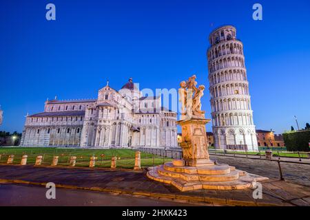 PISA, ITALIEN - 17. DEZEMBER 2021: Der schiefe Turm von Pisa auf dem Platz der Wunder in der Dämmerung. Stockfoto