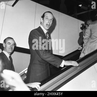 Erste kommerzielle Flüge des Überschallflugzeugs Concorde am 21.. Januar 1976, sieben Jahre nach seinem ersten Testflug. Ein Flug von British Airways ging vom Flughafen Heathrow in London nach Bahrain im Nahen Osten, während der andere Flug von Air France gleichzeitig um 11,40 Uhr vom Flughafen Orly in Paris nach Rio De Janeiro über Dakar, Senegal, abhob. Bild zeigt: HRH der Herzog von Kent am Flughafen Heathrow, einer der Gäste, die den Erstflug nach Bahrain antreten. 21.. Januar 1976. Stockfoto