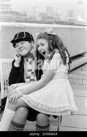 Kinderstars, die in der Fernsehserie „Just William“ zu sehen sind. Bonnie Langford, 12 Jahre alt, spielt Violet Elizabeth Bott und der 14-jährige Adrian Dannatt spielt William Brown. 30.. September 1976. Stockfoto