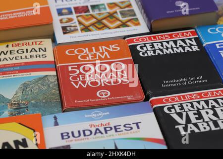 Phrase Bücher und Wörterbücher aus dem Englischen in andere Sprachen. Stockfoto