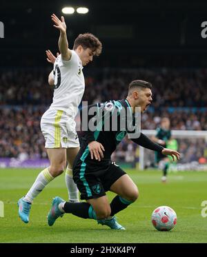 Daniel James von Leeds United und Milot Rashica von Norwich City (rechts) kämpfen während des Premier League-Spiels in der Elland Road, Leeds, um den Ball. Bilddatum: Sonntag, 13. März 2022. Stockfoto