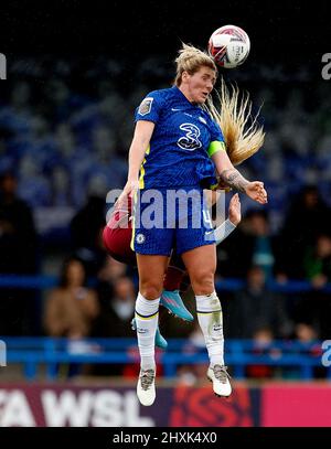 Die Chelsea Women's Millie Bright und die Aston Villa Women's Alisha Lehmann in Aktion während des Spiels der Barclays FA Women's Super League in Kingsmeadow, London. Bilddatum: Sonntag, 13. März 2022. Stockfoto