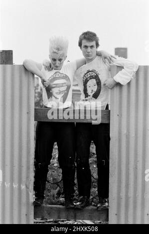 Punk-Mode für ihn und sie aus Seditionaries, Kings Road, London. Die Kleidung wurde von Simon und Jordan (Pamela Rooke) modelliert. 18. Mai 1977. Die Kleidung wurde von Jordan Mooney (Pamela Rooke) modelliert. 18. Mai 1977. Stockfoto