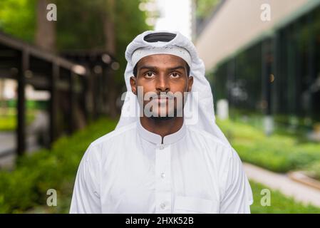 Porträt eines jungen afrikanischen Muslims, der religiöse Kleidung und einen Schal trägt Stockfoto