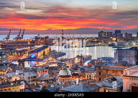 Genua, Italien Skyline der Innenstadt am Hafen in der Abenddämmerung. Stockfoto