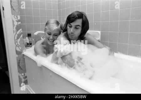 George Best und seine Freundin Angela Macdonald - Jamesfotografiert im Londoner Haus von George Best. Angela heiratete später George, um Angie Best zu werden. Aufgenommen am 23.. September 1976George Best und seine Freundin Angela Macdonald - Janes im Londoner Haus von George Best. Angela heiratete später George, um Angie Best zu werden. Bild aufgenommen am 23.. September 1976 Stockfoto