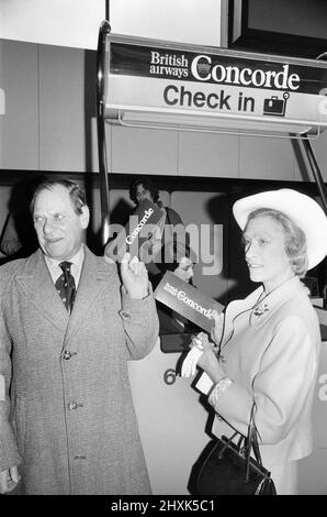 Erste kommerzielle Flüge des Überschallflugzeugs Concorde am 21.. Januar 1976, sieben Jahre nach seinem ersten Testflug. Ein Flug von British Airways ging vom Flughafen Heathrow in London nach Bahrain im Nahen Osten, während der andere Flug von Air France gleichzeitig um 11,40 Uhr vom Flughafen Orly in Paris nach Rio De Janeiro über Dakar, Senegal, abhob. Foto zeigt: Frederick Alan Leathers, 2. Viscount Leathers und Lady Leathers, die ersten Passagiere, die ein Flugticket für ihren Flug kauften. 21.. Januar 1976. Stockfoto