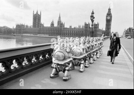 Roboter standen über der Westminster Bridge. Die Roboter wurden von EMI Records geliefert, die sie auf dem Cover des neuesten Albums von 'Queen' verwendeten. Die Invasion von Westminster wurde von einem einzigen Verkehrspolizisten gestoppt. 2.. November 1977. Stockfoto