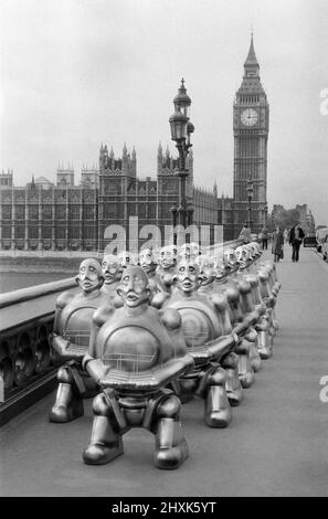 Roboter standen über der Westminster Bridge. Die Roboter wurden von EMI Records geliefert, die sie auf dem Cover des neuesten Albums von 'Queen' verwendeten. Die Invasion von Westminster wurde von einem einzigen Verkehrspolizisten gestoppt. 2.. November 1977. Stockfoto