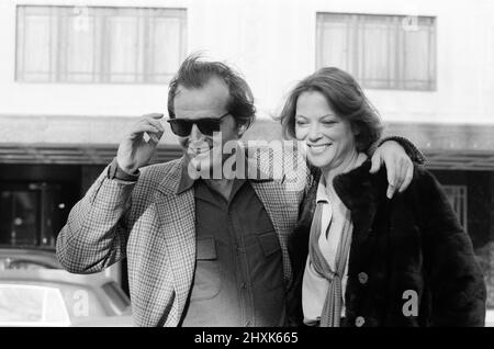 Jack Nicholson und Louise Fletcher posieren für Fotografen vor dem Dorchester Hotel, um für ihren neuen Film „One flog über das Kuckucksnest“ zu werben. 9.. Februar 1976. Stockfoto