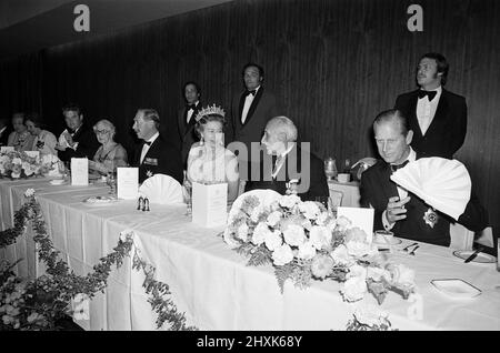 Königin Elizabeth II. Während ihres Besuchs in Birmingham, den West Midlands, für ihre Silver Jubilee Tour. Im Metropole Hotel am National Exhibition Centre Complex, für ein Bankett-Dinner zu ihren Ehren. 27.. Juli 1977. Stockfoto
