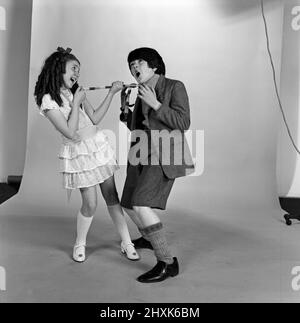 Adrian Dannatt als 'William' und Bonnie Langford als 'Violet Elizabeth' aus der Fernsehserie 'Just William'. 8.. Juni 1977. Stockfoto