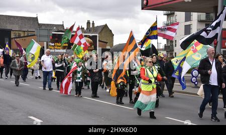 Manchester, Großbritannien, 13.. März 2022. Die jährliche St. Patrick's Day Parade, die vom Irish World Heritage Centre in Cheetham Hill, Manchester, England, Großbritannien, den Britischen Inseln organisiert wird. Bands, Festwagen und gewöhnliche Menschen machten eine lebendige und bunte Parade. Die Parade folgte einer Route vom Irish World Heritage Centre entlang der Cheetham Hill Road bis zur AO Arena im Zentrum von Manchester, bevor sie sich umdrehte und auf derselben Route wieder zurück zum Anfang ging. Quelle: Terry Waller/Alamy Live News Stockfoto