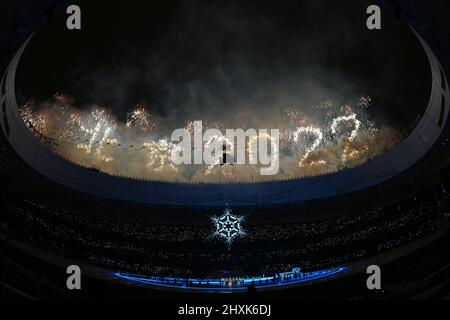 Peking, China. 13. März 2022. Feuerwerk erhellt den Nachthimmel während der Abschlusszeremonie der Paralympischen Winterspiele 2022 in Peking im Nationalstadion in Peking, der Hauptstadt Chinas, am 13. März 2022. Quelle: Li Ga/Xinhua/Alamy Live News Stockfoto