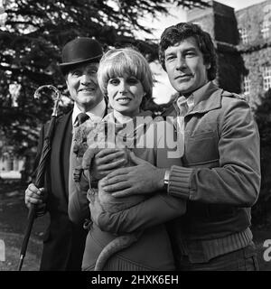 Die Stars der neuen TV-Serie „The Avengers“, Patrick Macnee, Joanna Lumley und Gareth Hunt mit dem Löwenjungen Sheba. 12.. Oktober 1976. Stockfoto