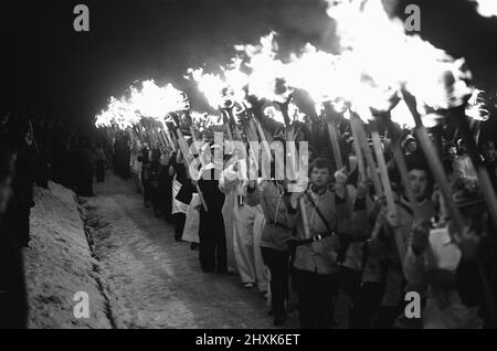 Das Lerwick Up Helly AA Festival ist eine Tradition, die im Jahr 1880s ihren Ursprung hat. Seitdem ist das Fest ein jährliches Ereignis im Shetland-Kalender. Unser Bild Zeigt. Die Up Helly AA Prozession. Nach Einbruch der Dunkelheit wird die nachgebaute Wikinger lange Schiffskolley in einer Fackelprozession durch die Straßen der Stadt geschleppt. Die Fackelträger sind die Mitglieder aller Guizer-Kader, angeführt von der Jarl-Kader. Jeder Trupp wählt ein Thema aus und kleidet sich entsprechend. Die Themen sind sehr vielfältig, teils historisch, teils aktuell oder satirisch. 27.. Januar 1976 Stockfoto