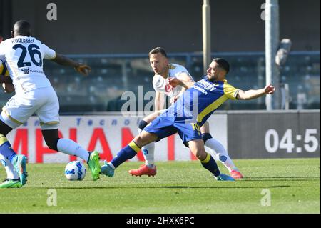 Verona, Italien. 13. März 2022. Marcantonio Bentegodi Stadium, Verona, Italien, 13. März 2022, gianluca Caprari (Verona) und stanislav lobotka (napoli) während des Spiels Hellas Verona FC gegen SSC Napoli - italienische Fußballserie A Credit: Live Media Publishing Group/Alamy Live News Stockfoto