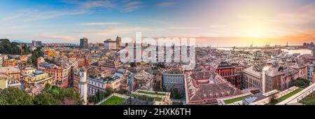 Genua, Ligurien, Italien Skyline der Innenstadt von oben in der Abenddämmerung. Stockfoto