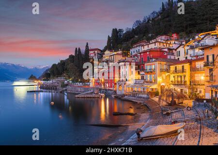 Varenna, Italien am Comer See in der Abenddämmerung. Stockfoto