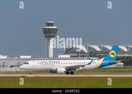 München, Deutschland - September 09. 2021 : Ukraine International Airlines Embraer ERJ-190LR mit der Flugzeugzulassung UR-EMC landet auf der Südsuedra Stockfoto