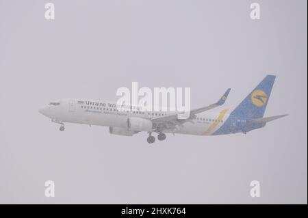 München, Deutschland - Januar 08. 2022 : Ukraine International Airlines Boeing 737-8EH mit der Flugzeugregistrierung UR-PSY landet auf dem südlichen ru Stockfoto