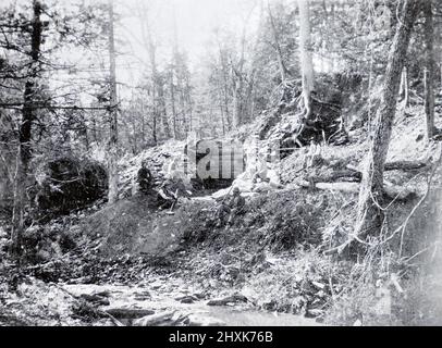 Die Ruinen des Kohleofens Kappahannock, Virginia, USA. Erbaut 1714. Schwarz-Weiß-Fotografie, aufgenommen um Stockfoto