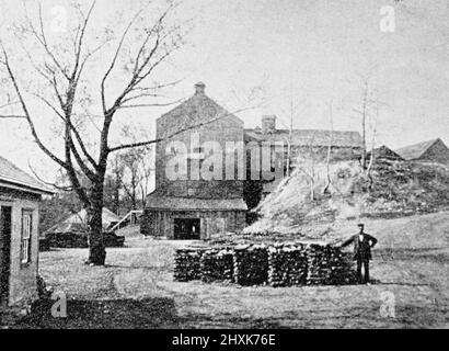 Ein Kohleofen in Neuengland im Jahr 1890s; Schwarz-Weiß-Fotografie, aufgenommen um 1890s Stockfoto