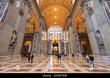 VATIKANSTADT - 9. DEZEMBER 2021: Touristen im Petersdom in der Vatikanstadt. Stockfoto