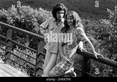 Charlotte Rampling und ihr Freund Jean Michel Jarre, aufgenommen in einer Villa in der Nähe von St. Tropez. August 1977. Stockfoto